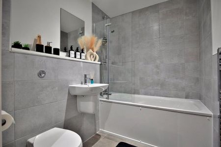 4 bedroom flat to rent - Photo 4