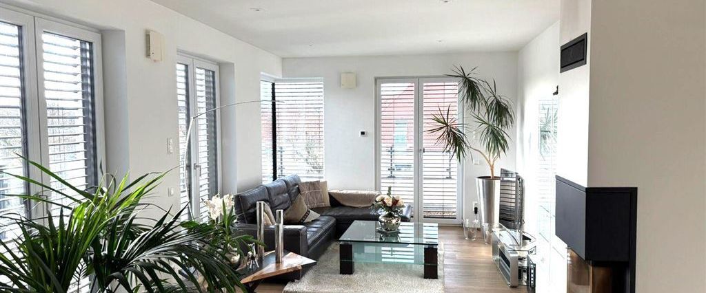 Exklusives Penthouse, 3-R-Whg.,mit großem Arbeitsbereich, Kamin, EBK, Balkon, Terrasse, Fubo Heizg., 2 Bäder, TG - Photo 1