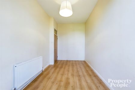 APT 2, 42 Castleton Gardens, Belfast, BT15 3BY - Photo 2