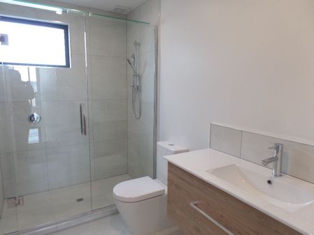 Are you searching for a stylish and comfortable, three bedroom townhouse to call home? Look no further! - Photo 5