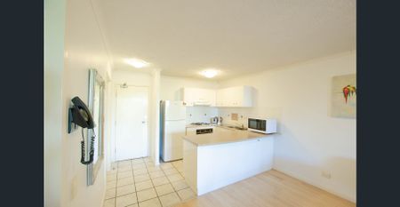 Fully Furnished Two Bedroom One Bathroom Apartments - City Views - Photo 4