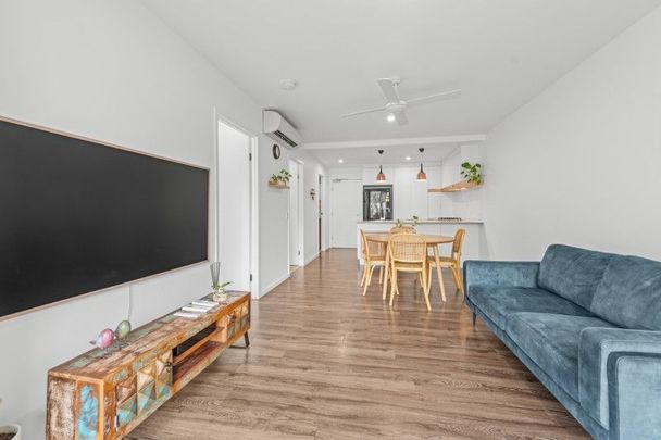 Furnished 1 bed, 1 car park, study and balcony - Photo 1