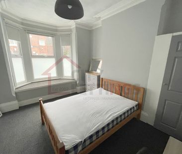 8 Bedroom Mid Terraced House - Photo 3