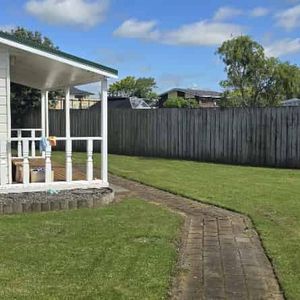 Sunny 3 Bedroom Home - Photo 3