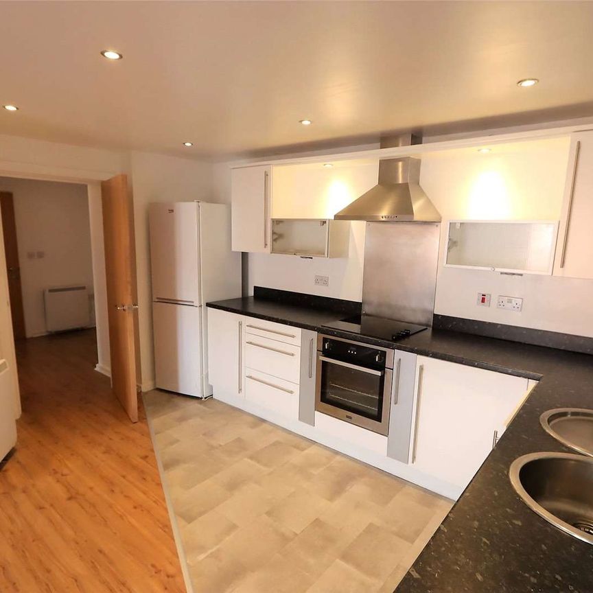 Furnished Two Double Bedroom Apartment with Parking in a convenient location for access to Manchester and Media City. - Photo 1