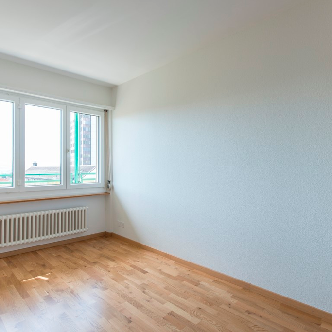 FAMILIENWOHNUNG IM STADTZENTRUM / 1. Nettomietzins GRATIS - Photo 1