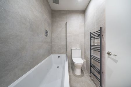 4 bedroom flat to rent - Photo 4