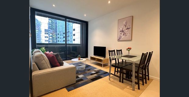 Amazing partly-furnished SQ two bedrooms apartment! - Photo 1