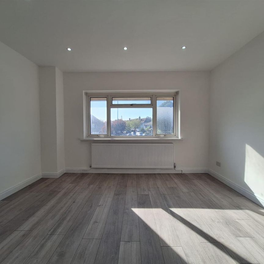 Hertford Road, Enfield EN3, London - Photo 1