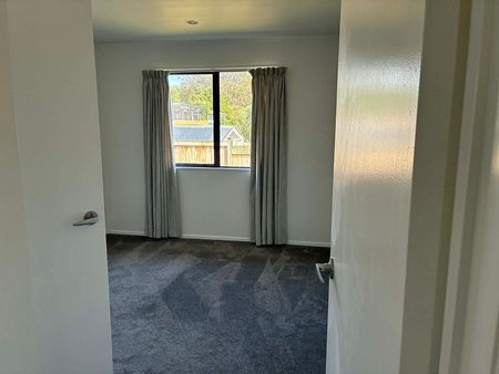 2-Bedroom Home in Titirangi - Photo 2