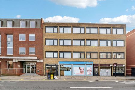 A modern one bedroom apartment in a new build development with a gym and communal roof terrace. - Photo 2