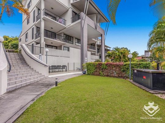 Perfect location in Toowong, Top notch garden, furnished two bedroom apartment - Photo 1