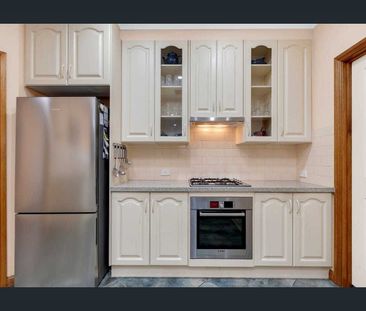 Modern Living in a Quiet Street Setting 🏡 - Photo 5