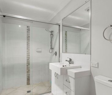 Modern Townhouse for Rent - Photo 6