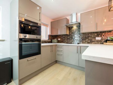 OX Living is proud to present this high-quality 9-bedroom co-living property, perfect for working professionals looking for stylish, stress-free living. Room 8 - Photo 2