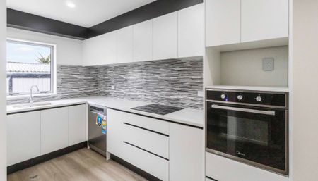 Modern 3 bedroom townhouse with water views in quiet cul-de-sac! - Photo 5