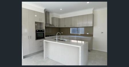 Spacious 5-Bedroom Family Home with 4 Bathrooms in Cranbourne East! - Photo 5