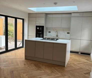 4 bedroom end of terrace house to rent - Photo 3