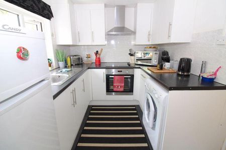 3 bedroom semi-detached house to rent - Photo 3