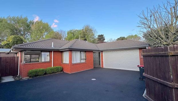 A home neat as a pin with new carpet - Photo 1