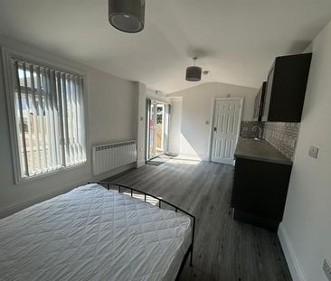 Hillview Road, High Wycombe - Photo 1