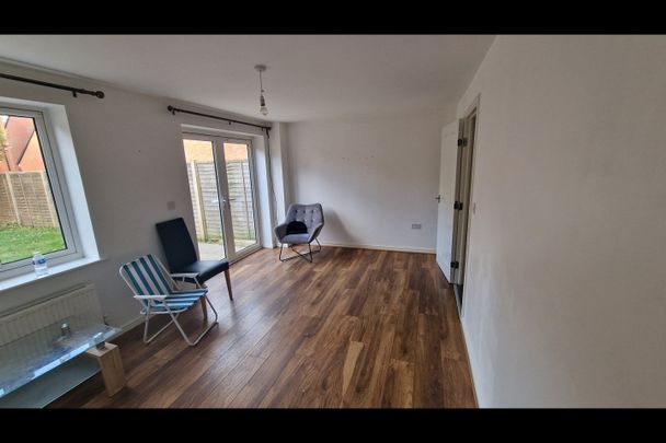 4 Bed Semi-Detached House, Guardian Way, LU1 - Photo 1