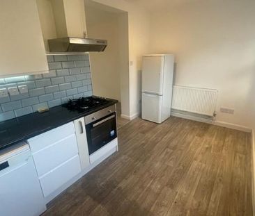 5 bedroom end of terrace house to rent - Photo 3