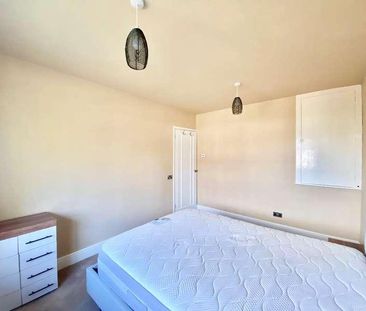 Bay Close, Huddersfield, HD3 - Photo 4