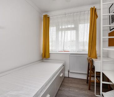 4 bedroom end of terrace house to rent - Photo 2