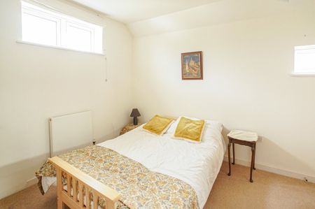 Elegant canalside townhouse in a private gated setting, offering refined living moments from Chichester city centre - Photo 3