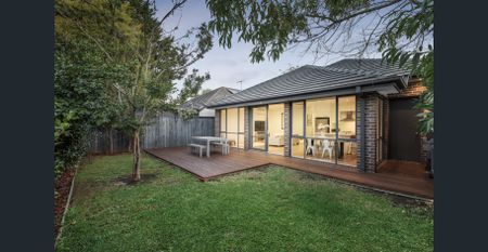 Modern beauty in tree lined street! - Photo 2