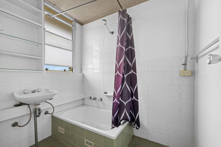 A spacious floor plan featuring two generously sized bedrooms - Photo 5