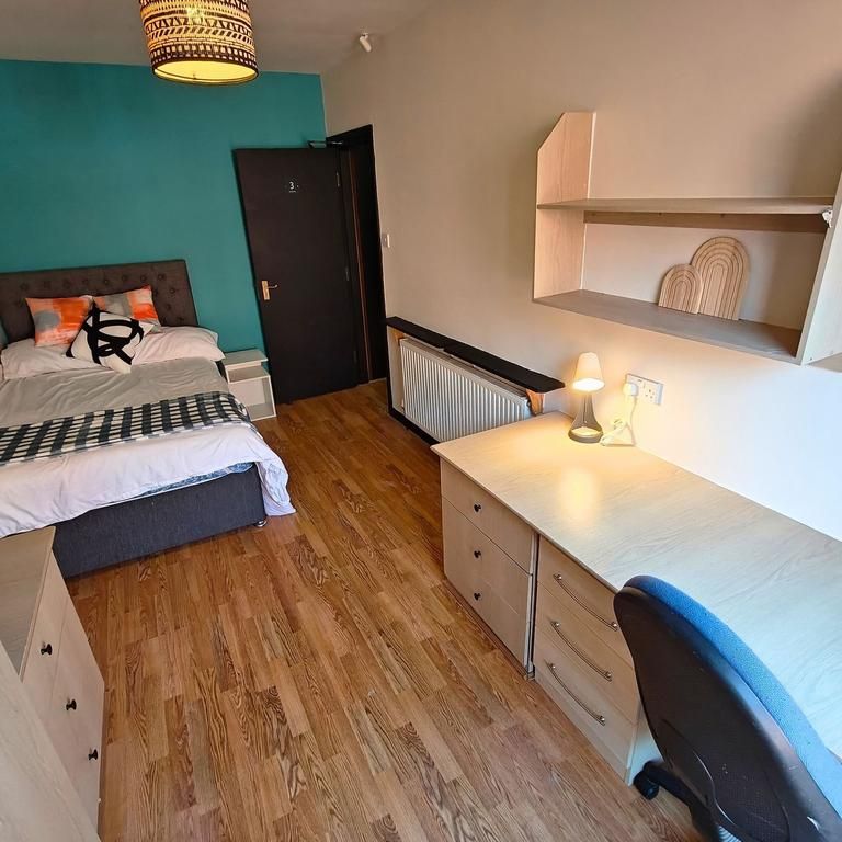 1 bedroom in a house share to rent - Photo 1