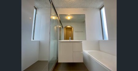 Bright & spacious with panoramic views - Photo 3