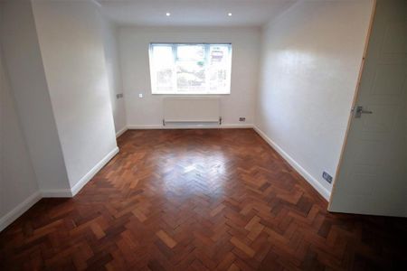 3 bedroom flat to rent - Photo 3