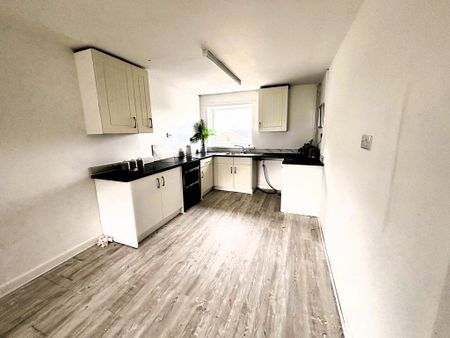 3 bedroom flat to rent - Photo 5