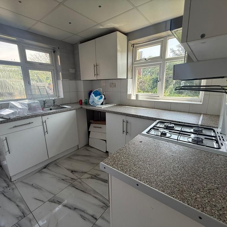 3 bedroom property to rent - Photo 1
