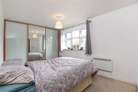 2 bedroom Flat in Aphelion Way, Shinfield - Photo 3