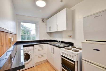 2 Bed Flat - Conversion - Photo 5