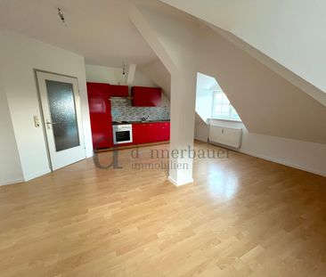 Lichtdurchflutete Dachgeschosswohnung – ab sofort einziehen! - Foto 2