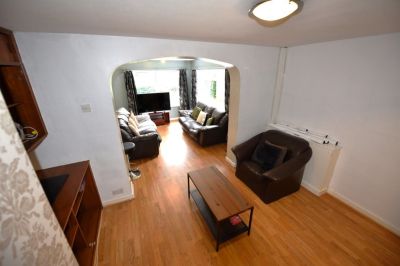 6 bedroom House in Moor Park Drive, Leeds - Photo 1