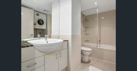 FURNISHED 3 BEDROOM, 2 BATHROOM APARTMENT ON HAY ST! - Photo 2