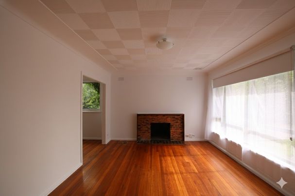 Family home in beautiful leafy street - Photo 1