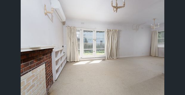 Spacious Five-Bedrom Family Home in Prime Box Hill South - Photo 1