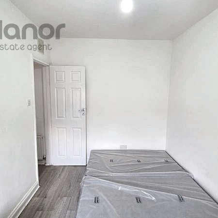 Lonsdale Avenue, East Ham, E6 - Photo 1