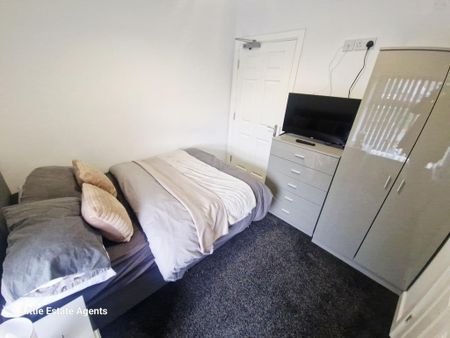 1 bedroom in a house share to rent - Photo 2