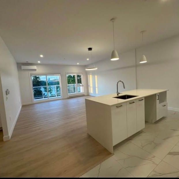 Magnifique grand 4-1/2 vue sur le fleuve avec accès rapide aux ponts - Photo 1