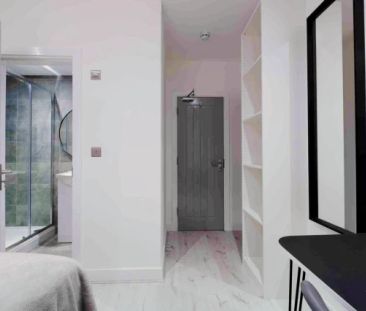 6 Beds 5 Baths - Photo 1