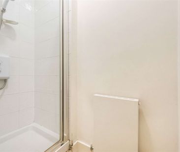 This studio flat benefits from a charming kitchenette area and is s... - Photo 2