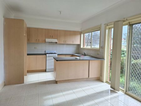 TOWNHOUSE 3 BEDROOMS, FRESHLY PAINTED - Photo 5